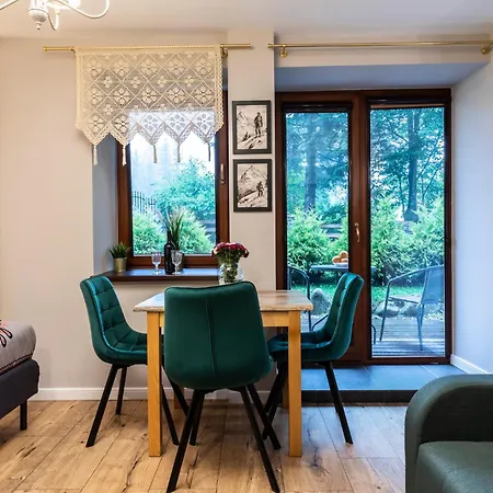 Udanypobyt Przy Dolinach C I D *