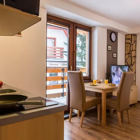 Udanypobyt Przy Dolinach C I D *